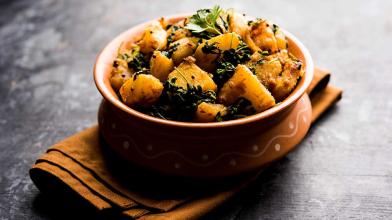 Spinach and Sweet Potato Curry (Saag Aloo)
