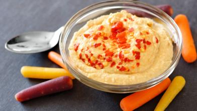 Baby Carrots and Spicy Cream Dip