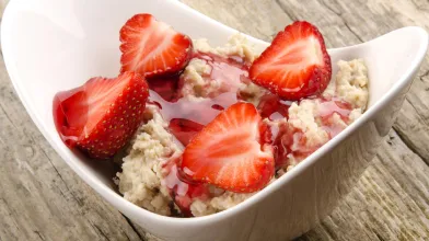 OK Oatmeal with Strawberries and Almonds