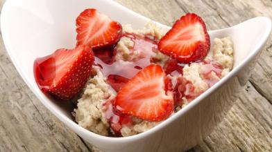 OK Oatmeal with Strawberries and Almonds