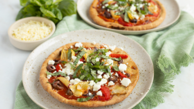 Pizzas griegas con pan de pita y verduras