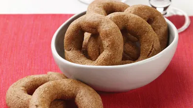 Whole-Wheat Cracker Rings with Black Pepper and Fennel Seeds (Taralli Integrali con Pepe e Finocchio)
