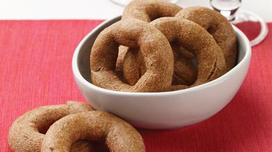 Whole-Wheat Cracker Rings with Black Pepper and Fennel Seeds (Taralli Integrali con Pepe e Finocchio)
