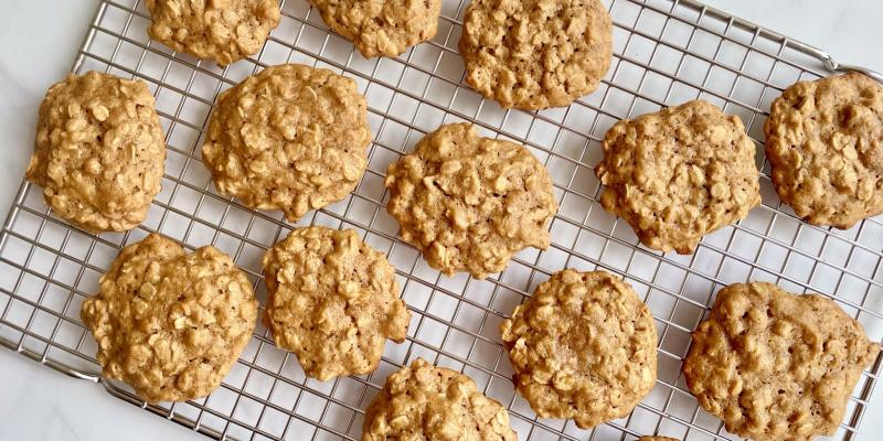 A wire wrack with oatmeal cookies