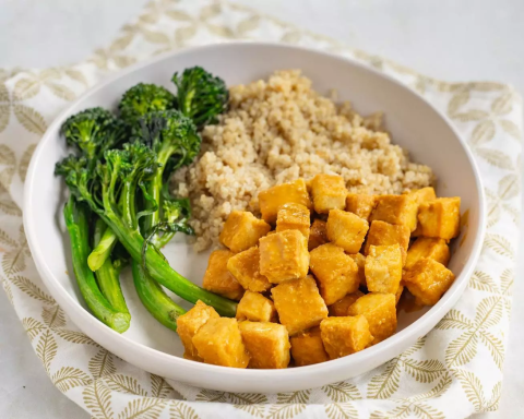 Tofu bowl with rice and broccoli