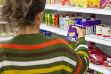 woman-looking-at-food-labels-in-grocery-store