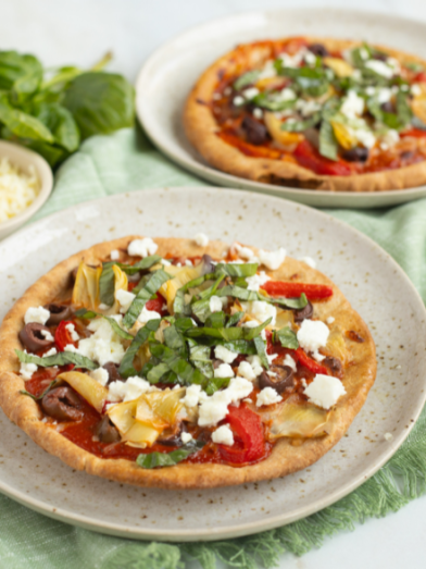 Pizzas griegas con pan de pita y verduras