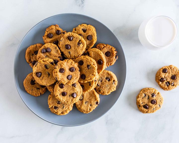 5-Ingredient Peanut Butter Chocolate Chip Cookies