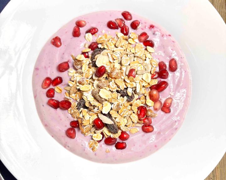 pomegranate raspberry smoothie bowl