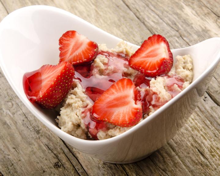 OK Oatmeal with Strawberries and Almonds