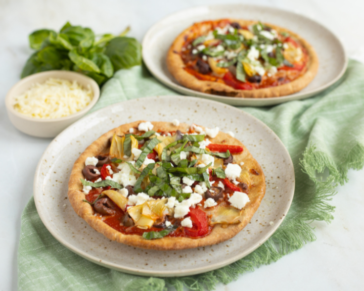 Pizzas griegas con pan de pita y verduras