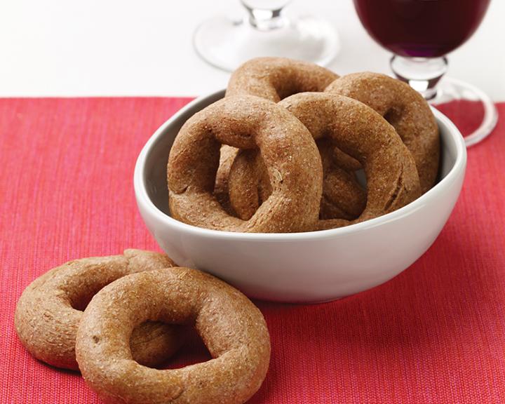 Whole-Wheat Cracker Rings with Black Pepper and Fennel Seeds (Taralli Integrali con Pepe e Finocchio)