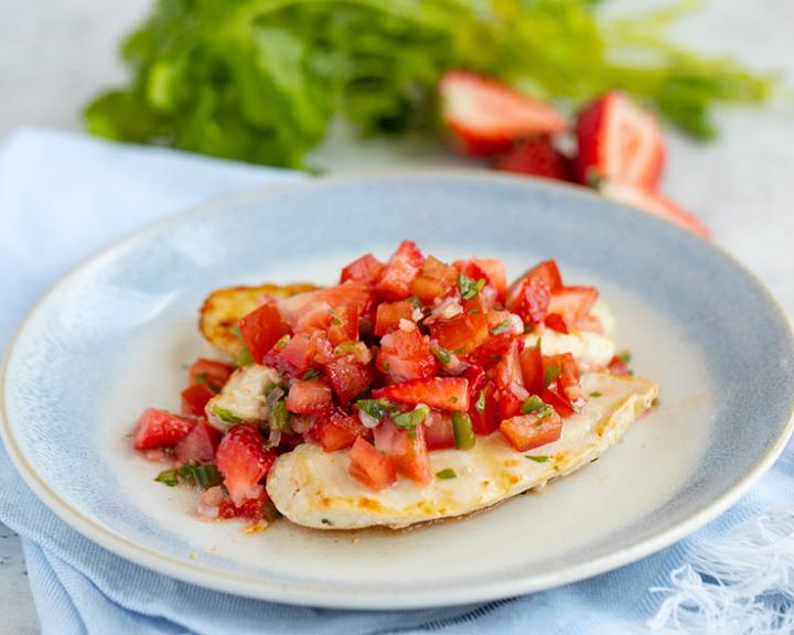 Strawberry-Jalapeño Salsa Over Grilled Chicken